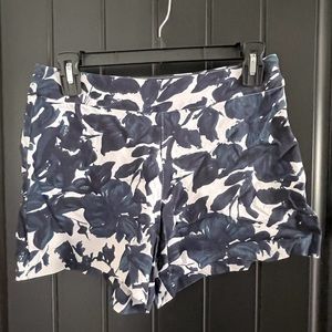 Margaret M slimming pant size Small.